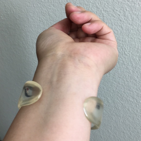 🖤Vtg clear lucite cuff bracelet with L - Picture 4 of 17